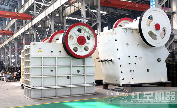 顎式破碎機(jī)實(shí)拍圖，型號(hào)多樣，價(jià)格在10-80萬(wàn)之間
